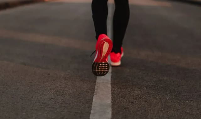 Czy buty do biegania powinny być większe, aby uniknąć kontuzji?