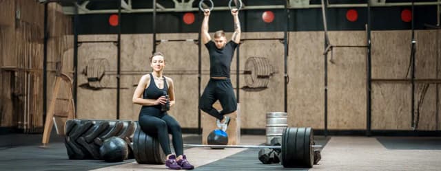 Czy warto spróbować crossfitu? Odkryj jego zalety i wady