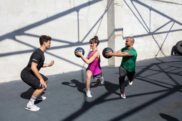Ile zarabia trener CrossFit? Odkryj zaskakujące zarobki w Polsce